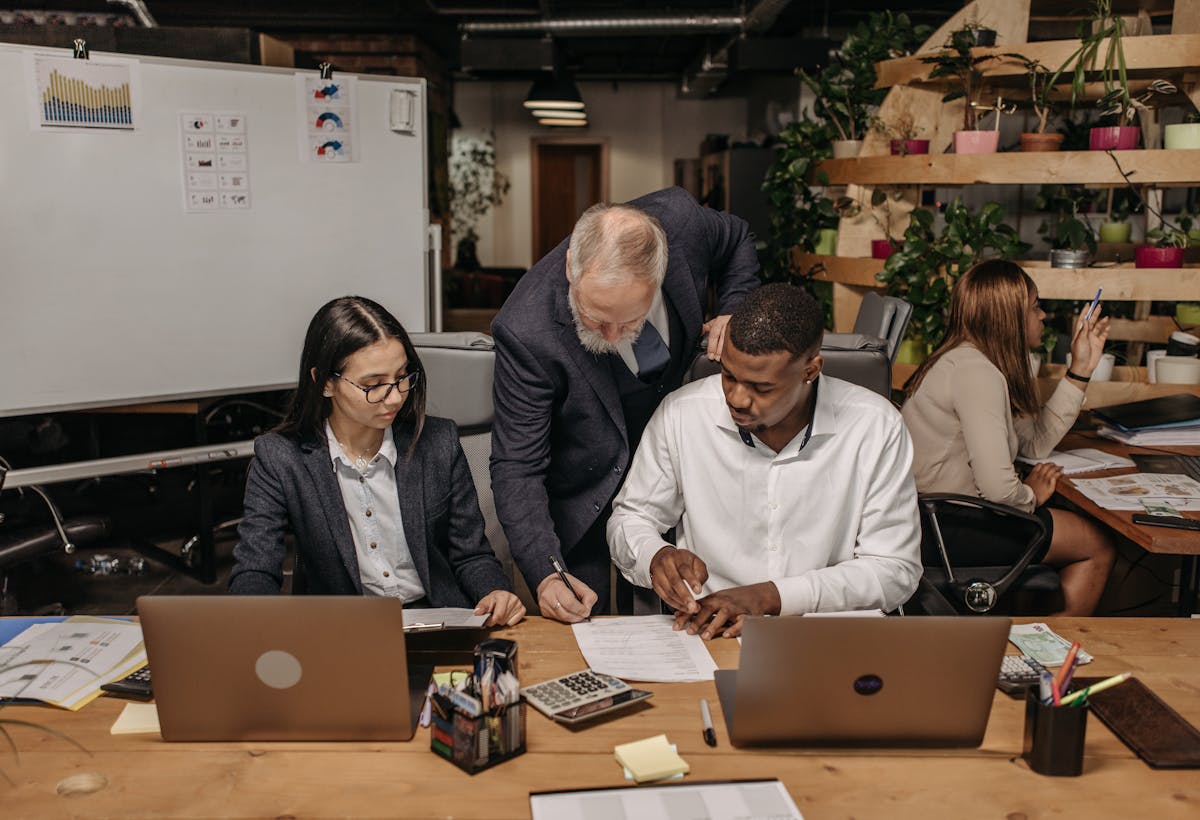 équipe dans un espace de travail moderne