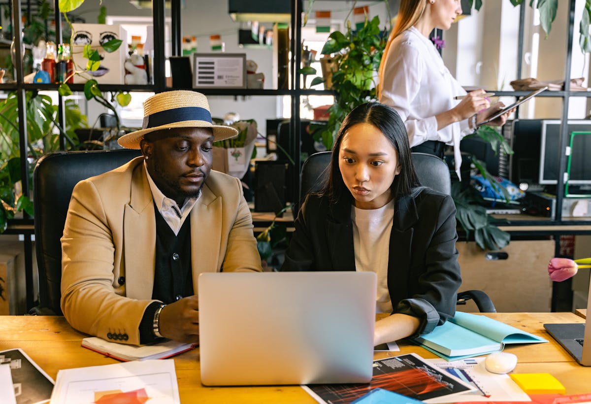 travail en équipe avec ordinateur