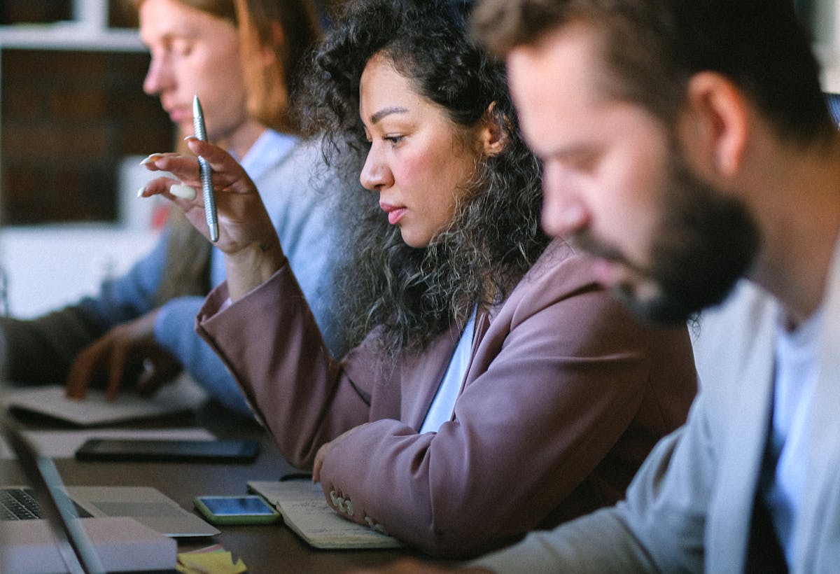 échange professionnel autour d'un écran