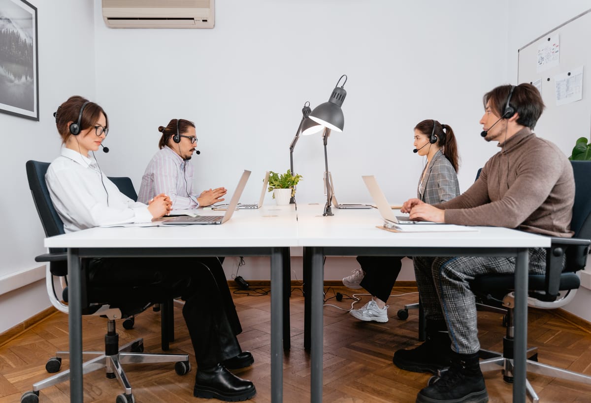 réunion dans un bureau lumineux